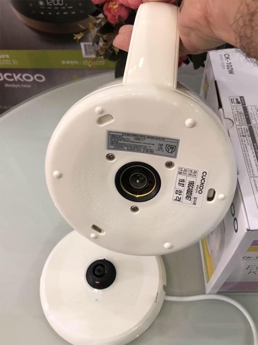 Ấm siêu tốc Cuckoo CK102W với thiết kế đế tiếp điện hiện đại