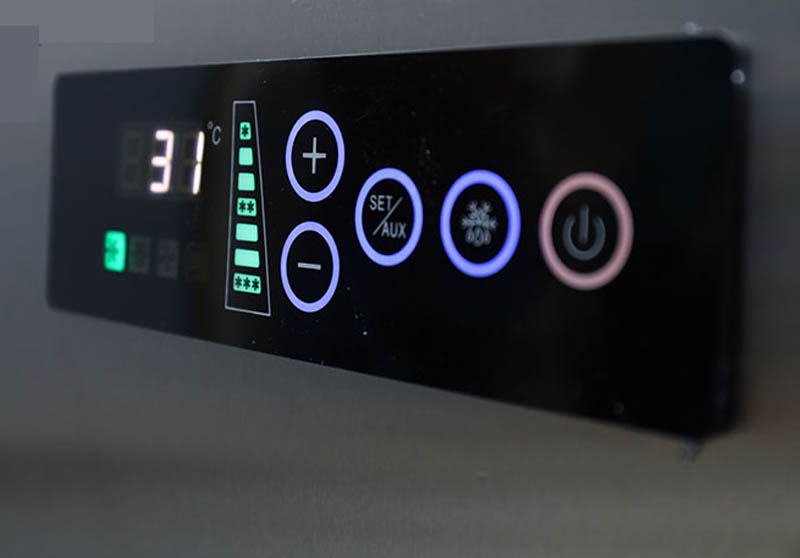Bảng điều khiển điện tử và màn hình LED hiển thị nhiệt độ