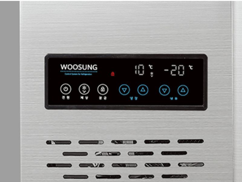 Bảng điều khiển điện tử hiện đại với màn hình lcd hiển thị