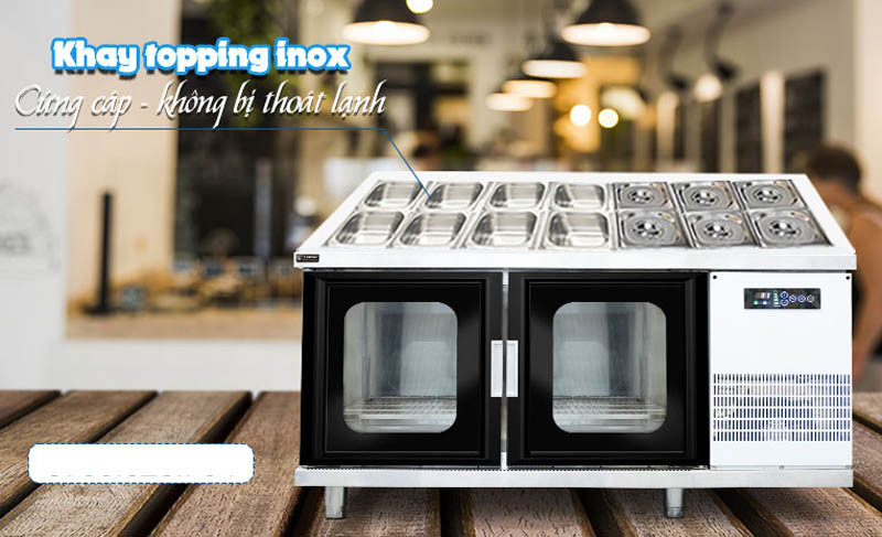Trên mặt quầy còn có 14 khay inox đi kèm với nắp đậy hợp vệ sinh 