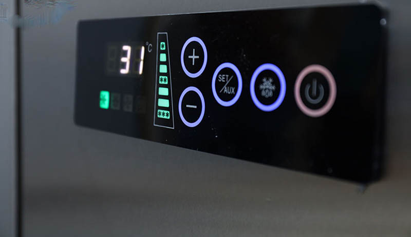 Bảng điều khiển điện tử và màn hình LED hiển thị nhiệt độ