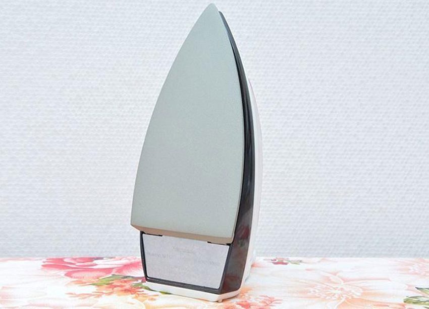 Đáy của bàn ủi khô Panasonic NI-317T