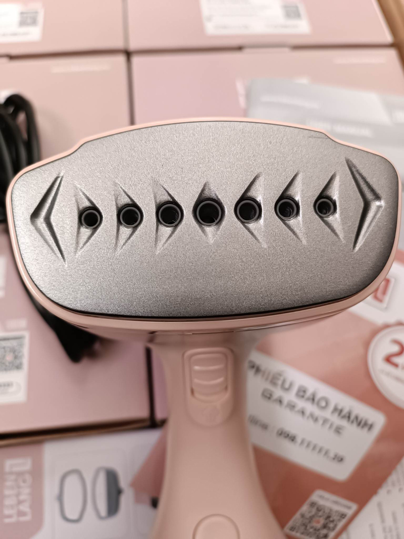 Công nghệ hơi nước của bàn ủi LBD528 không gây cháy, không làm bóng bề mặt vải 