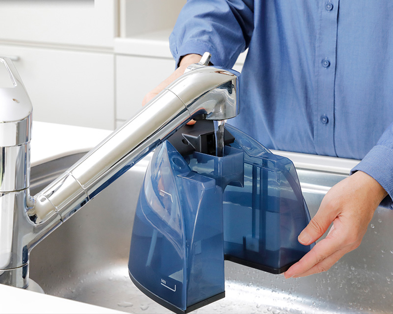 Bình chứa nước có dung tích 1.8 lít có thể ủi được một số lượng lớn quần áo