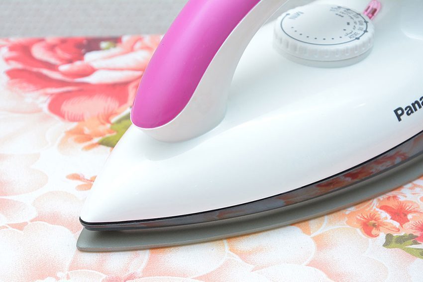 Thiết kế đầu bàn ủi của bàn ủi khô Panasonic PABU-NI-317TVRA