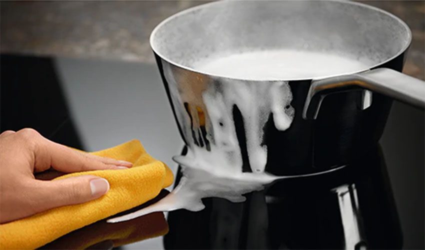 Dễ vệ sinh sau khi nấu của Bếp điện từ Electrolux EHI845BB