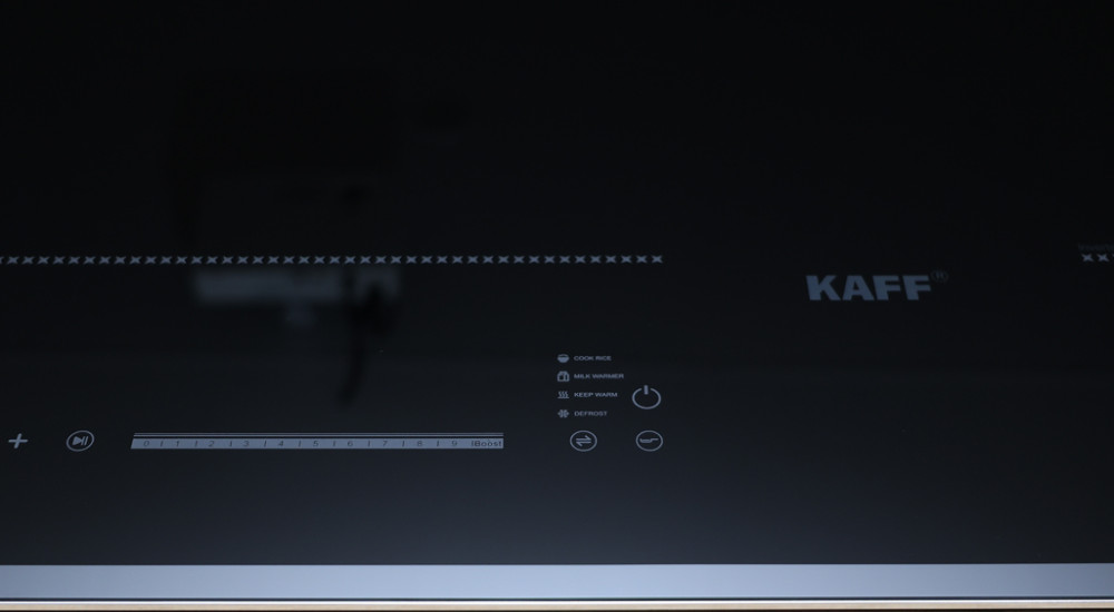 Bảng điều khiển cảm ứng nhạy, dễ thao tác