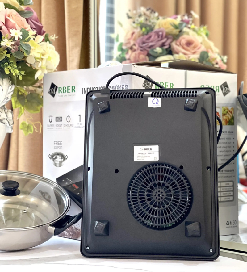 Phía sau bếp có quạt tản nhiệt, giúp bếp luôn mát, hoạt động ổn địng tránh quá tải