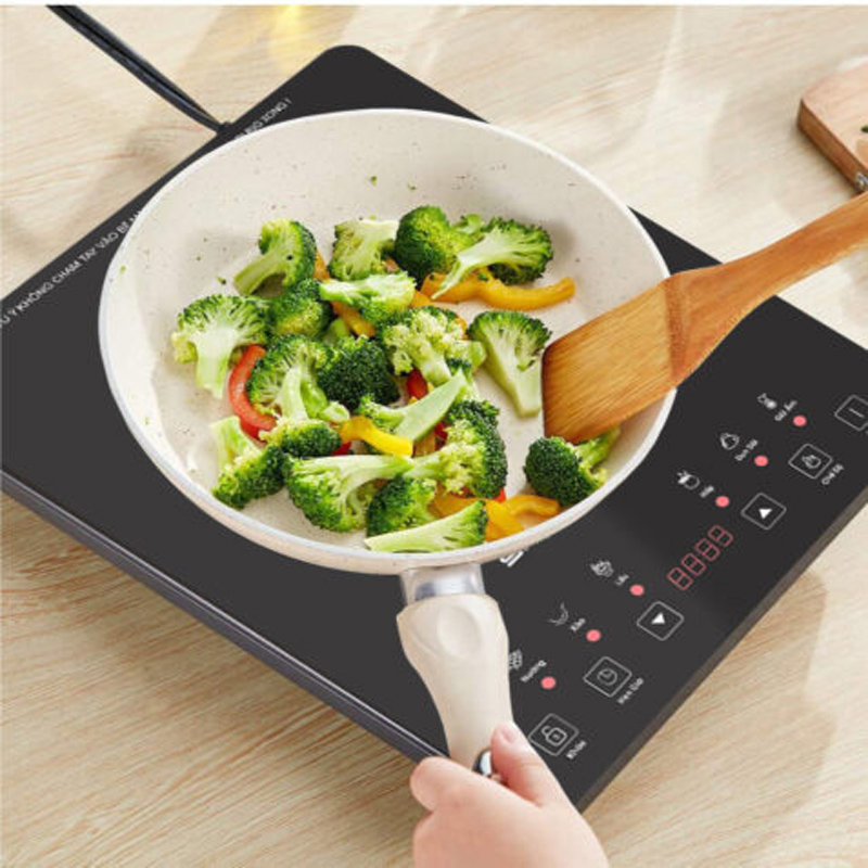 Bảng điều khiển cảm ứng và màn hình LED hiển thị rõ các chức năng