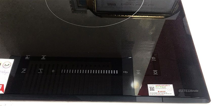Chất liệu mặt kính của bếp đôi điện từ hồng ngoại Eurosun EU-TE226Note
