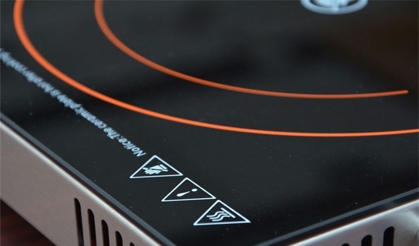 Mặt kính của bếp đơn hồng ngoại Comet CM5558