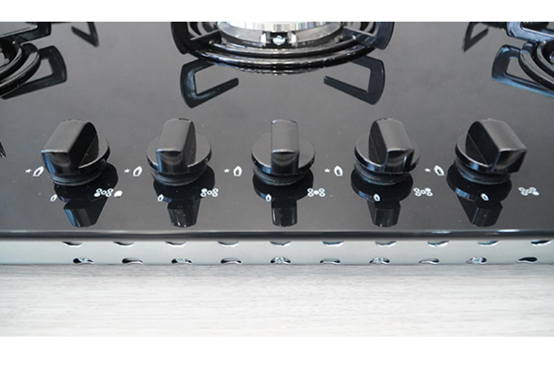 Thiết kế điều khiển 5 núm xoay cho 5 bếp riêng biệt đơn giản, dễ sử dụng