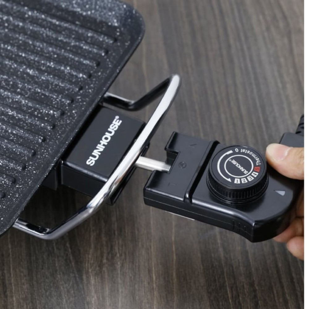 Bộ điều chỉnh nhiệt tách rời, thuận tiện cho việc vệ sinh và cất giữ.