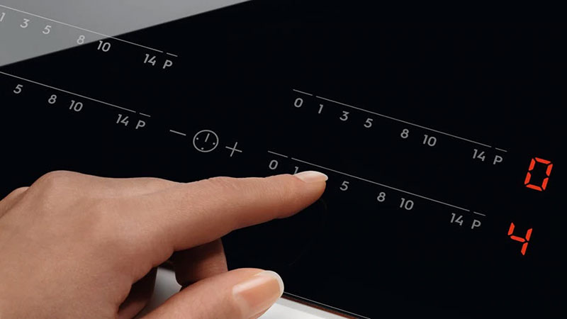 Bảng điêu khiển của bếp từ tư âm kính ELectrolux EIV644