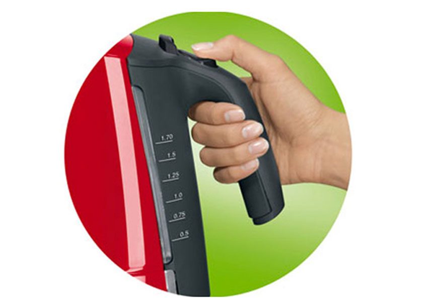 Bình siêu tốc Braun WK300RD sử dụng nút nhấn điều khiển nằm trên tay cầm