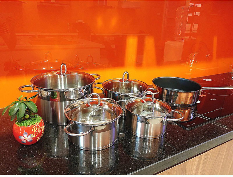 Có 4 nồi và 1 chảo với kích thước khac nhau, đáp ứng nhu cầu nấu nướng 