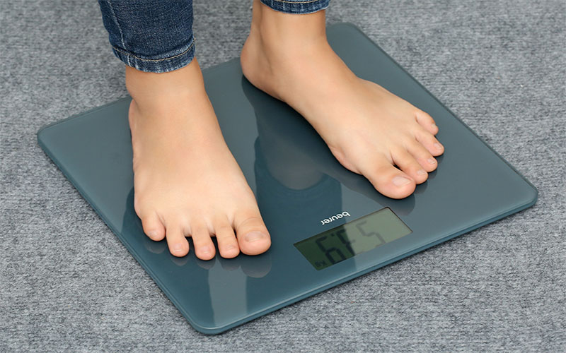 Cân điện tử đặt tại phòng tắm Beurer GS213