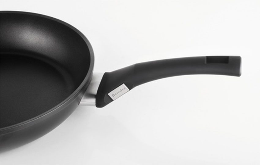 Thiết kế tay cầm tiện lợi của chảo Berndes Sautepan Blance 28cm