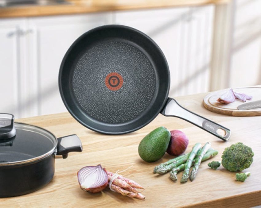 Bên trong của chảo chiên chống dính Tefal C6200272