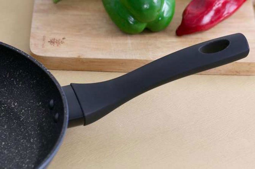 Thiết kế tay cầm của chảo đá hoa kim cương Sunhouse SFP26B