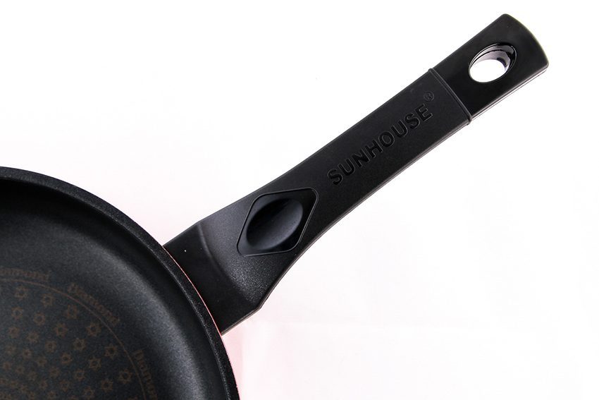 Thiết kế tay cầm của chảo kim cương Sunhouse CSBK28