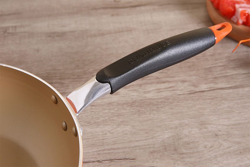 Tay cầm của Chảo sâu đáy từ vung kính Sunhouse SHG1228MOB