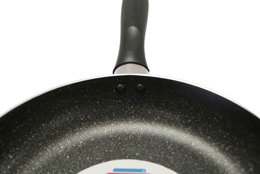 Thiết kế tay cầm của chảo vân đá đáy từ Sunhouse SHM26D