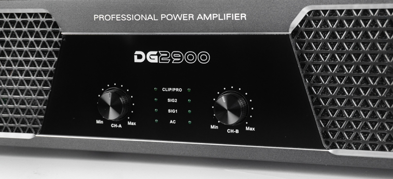 Bảng điều khiển ở mặt trước máy, gồm 2 núm xoay điều chỉnh công suất của 2 kênh