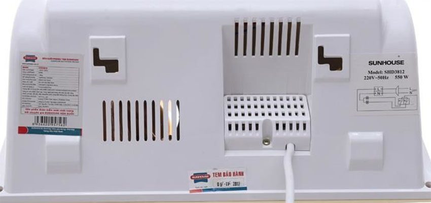 Thân máy có nhiều khe tản nhiệt đèn sưởi nhà tắm Sunhouse SHD3812
