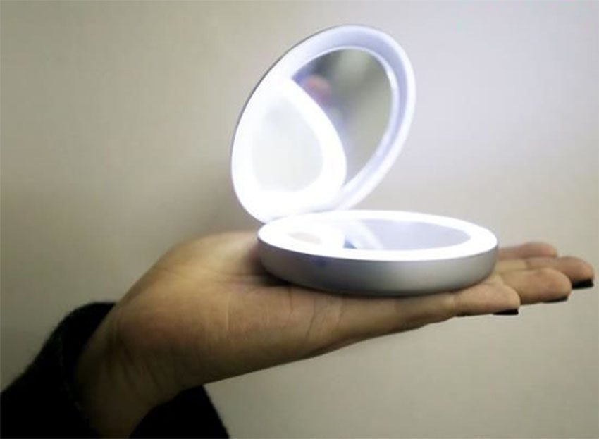 Gương trang điểm cầm tay Beurer BS39 với chức năng chiếu sáng