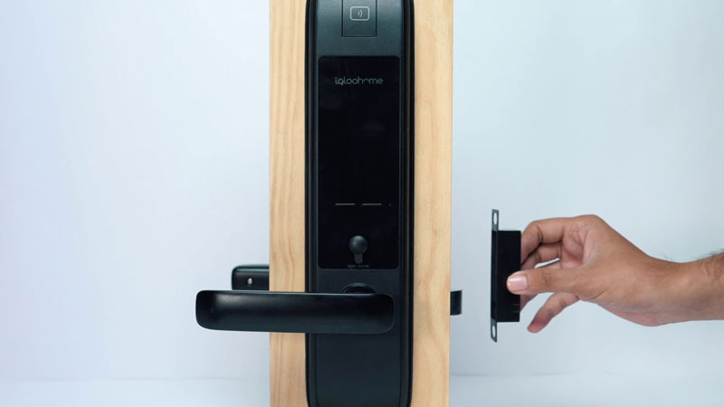 Mặt khóa ngoài được làm từ nhôm, kẽm, Polyme, nhựa ABS 