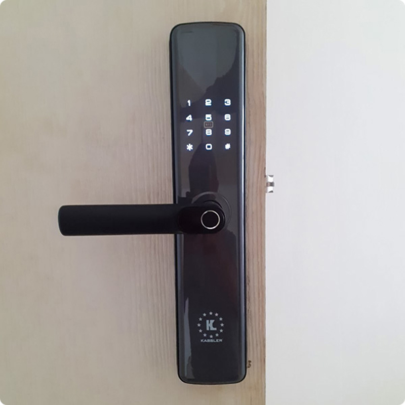 Đăng ký lên đến 100 dấu vân tay, 100 thẻ từ, 100 mật mã