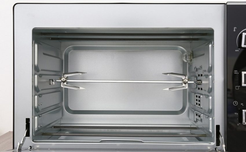 Khoang lò của lò nướng đa năng Sanaky VH-5099N2D