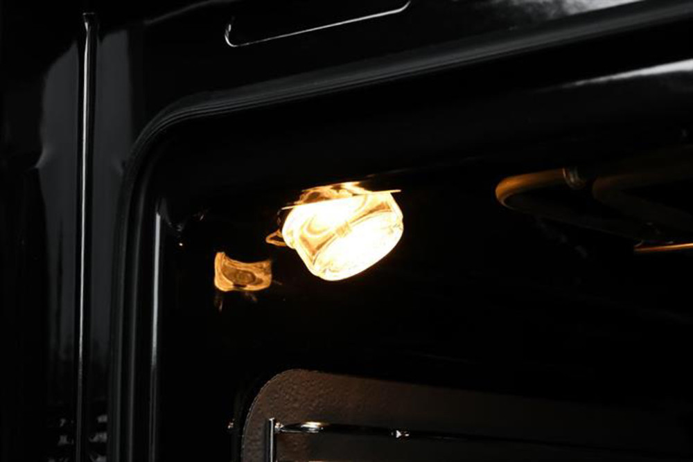 Bên trong lò có đèn chiếu sáng thuận tiện cho việc quan sát thức ăn