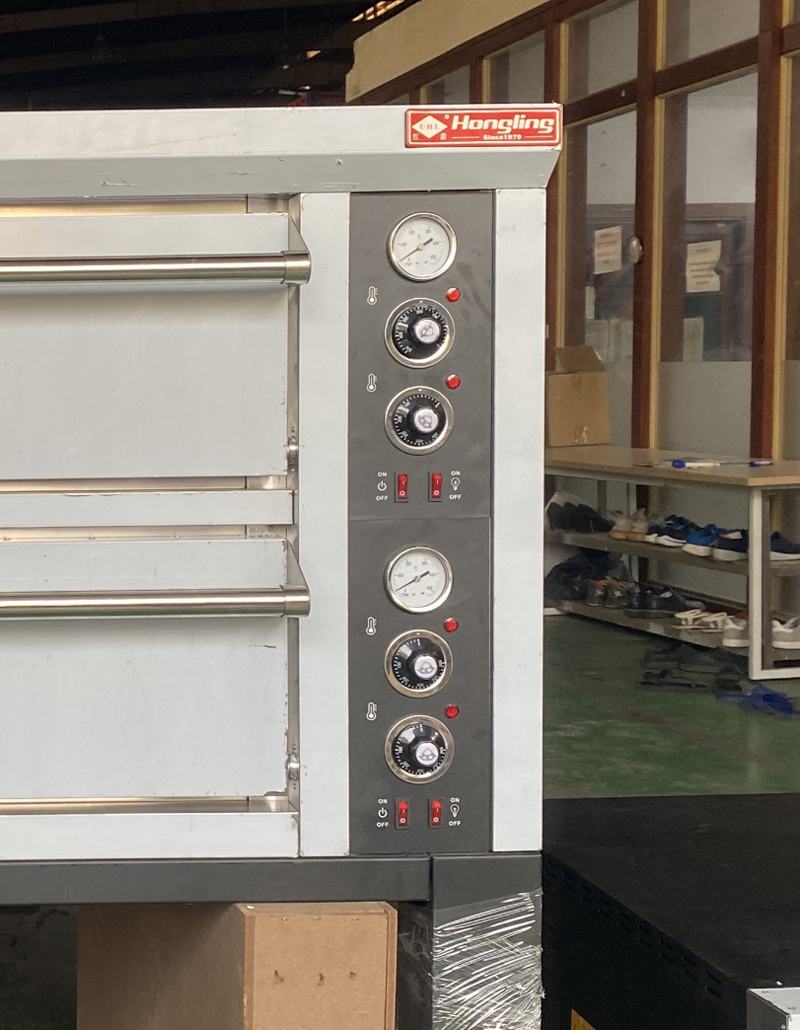 Bảng điều khiển riêng cho mỗi ngăn nướng, gồm núm vặn điều chỉnh nhiệt độ và thời gian