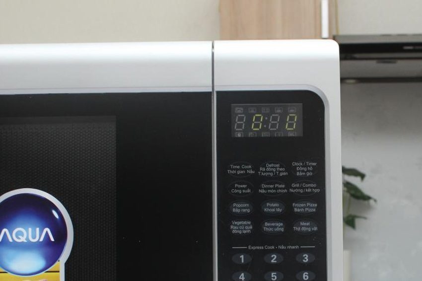 Bảng điều khiển của lò vi sóng Aqua AEM- G7560V