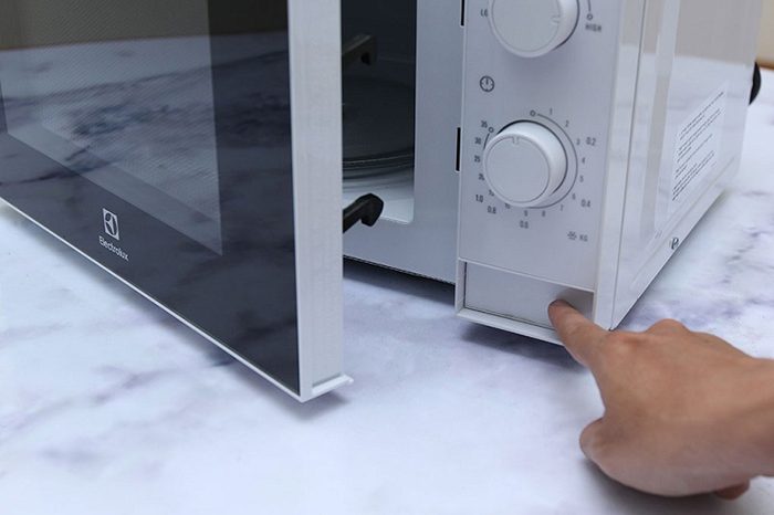 Lò vi sóng Electrolux EMM2022MW - Hàng chính hãng