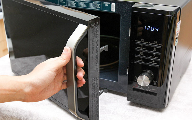 Thiết kế tay nắm của Lò vi sóng Samsung MS28J5255UB/SV