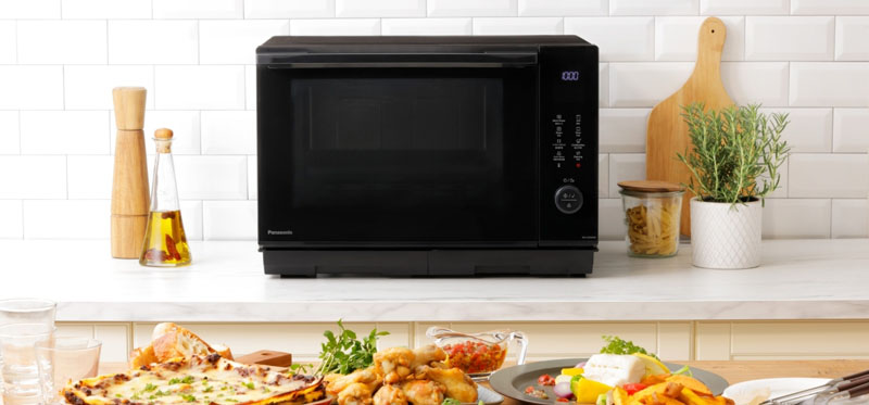 Kiểu dáng hiện đại, màu đen sang trọng tạo điểm nhấn cho không gian bếp