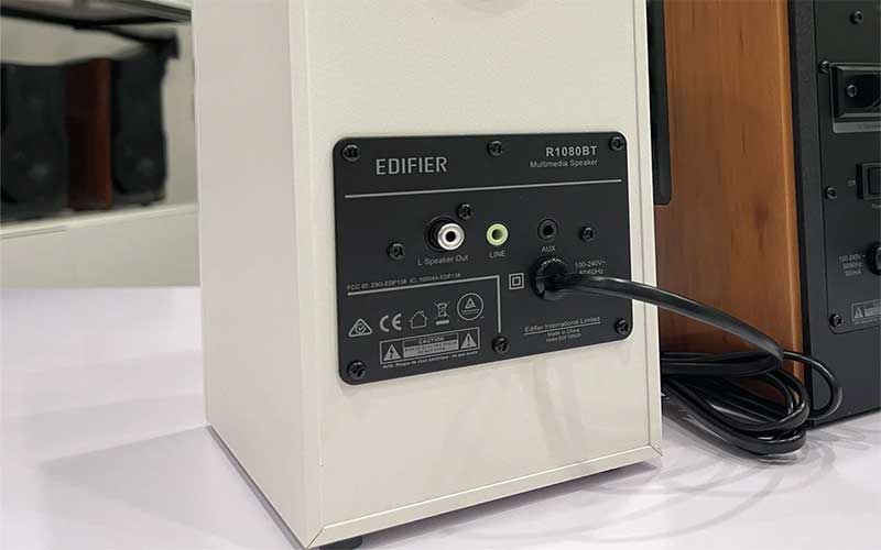 Các cổng kết nối của Loa bluetooth Edifier R1080BT