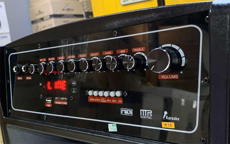 Bảng điều khiển của Loa karaoke di động Ronamax K18