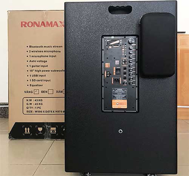 Phía sau loa có tay cầm và bánh xe nên thuận tiện cho việc di chuyển