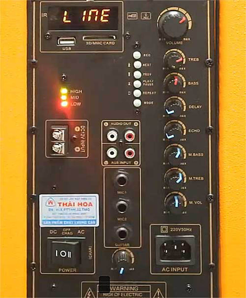 Bảng điều khiển, cổng kết nối nằm phía sau của loa cho bạn deexx dàng quan sát và điều chỉnh