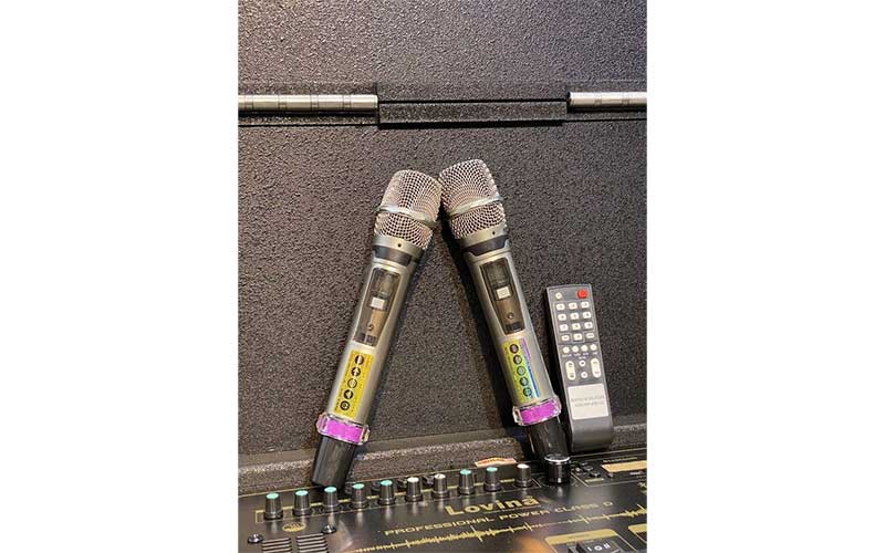 Micro và điều khiển từ xa của Loa tủ kéo bình Lovina KB21805