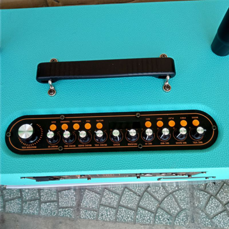 Các nút điều chỉnh của loa xách tay BestSound M6