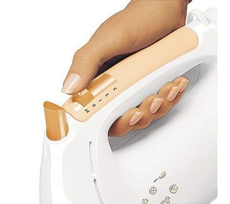 Máy đánh trứng Philips HR1538 thiết kế công tắc dễ sử dụng, đơn giản.