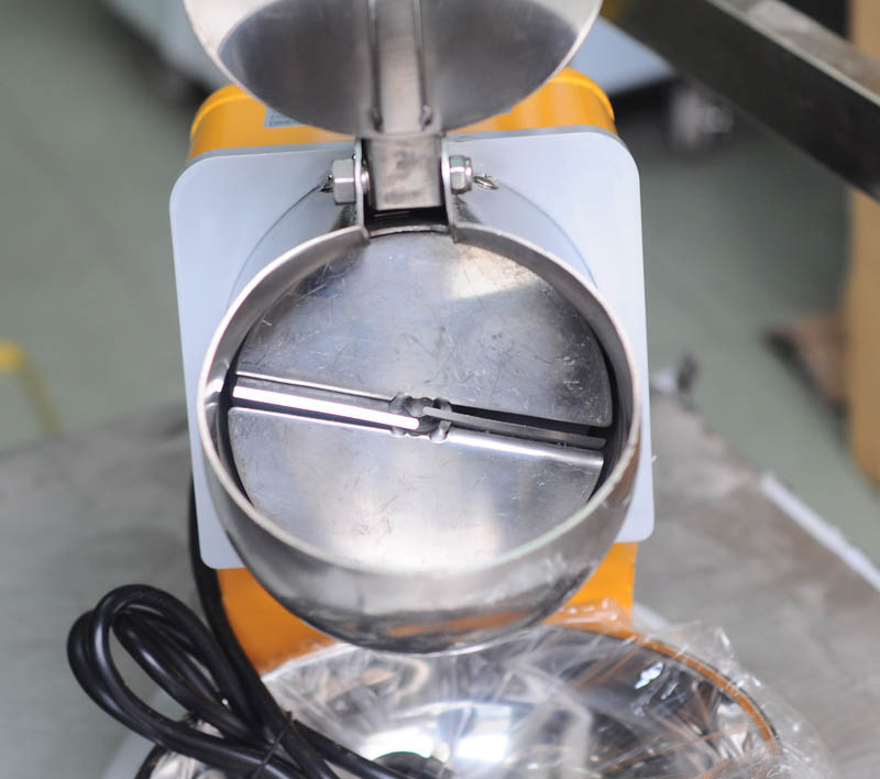 Máy được làm từ chất liệu inox cao cấp và nhựa ABS 