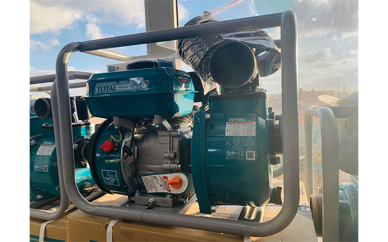 Máy bơm nước dùng xăng Total TP3302