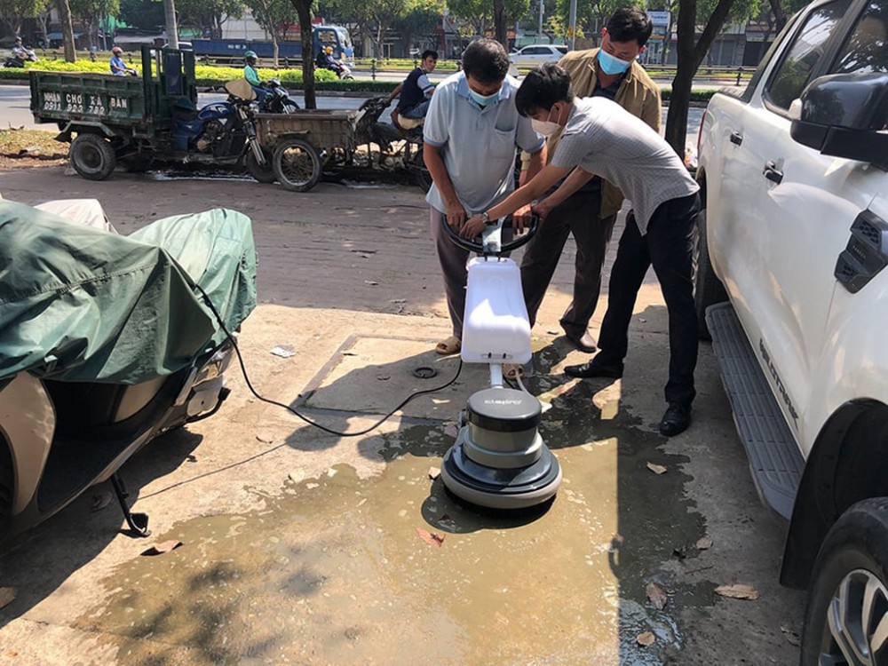 Công suất 1800W mạnh mẽ, làm sạch nhanh mọi loại sàn.