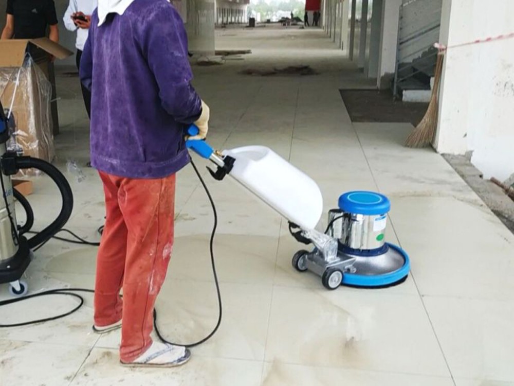 Loại bỏ vết bẩn, dầu mỡ, nấm mốc, bụi mịn bám sâu trong khe sàn hoặc thảm 1 cách nhanh chóng